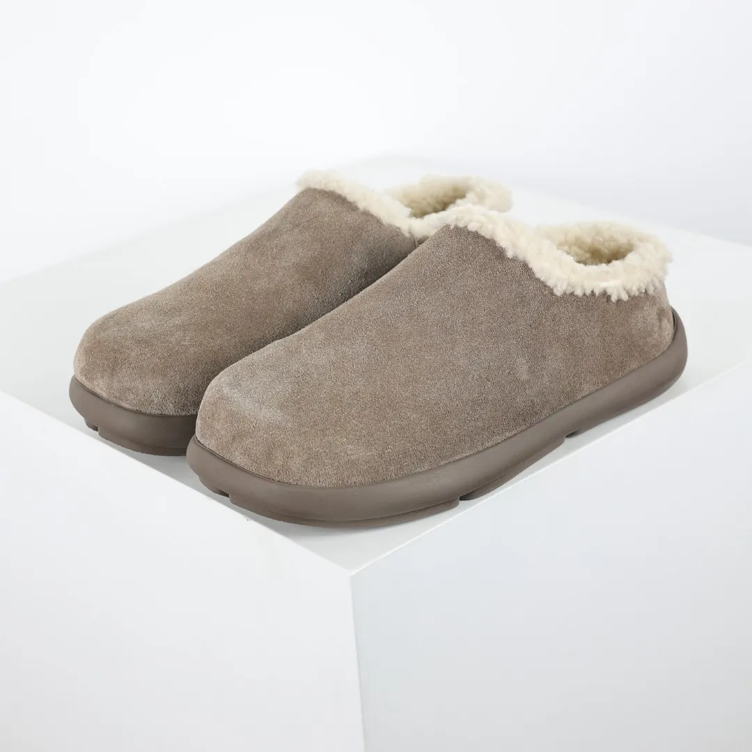 Pick up locally💰560 Core recommendation Good price Independently developed original outsole and cashmere insole to keep you warm in winter and suitable for home use. In the new year, uug launched a style series, which is partially geared towards the preferences of young consumers and has also moved to the forefront of fashion trends. Shoe body material Water-repellent coated suede upper 17 mm UGGPURE™ implanted wool insole Lightweight non-slip comfortable rubber outsole With brand LOGO trademark Comes with a full set of packaging Size: 35 36 37 38 39 40 41 42 43 44